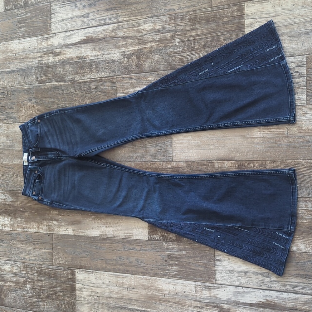 SHYANNE flare wide leg jeans with embroidery detail darkwash sz 25x34L EUC